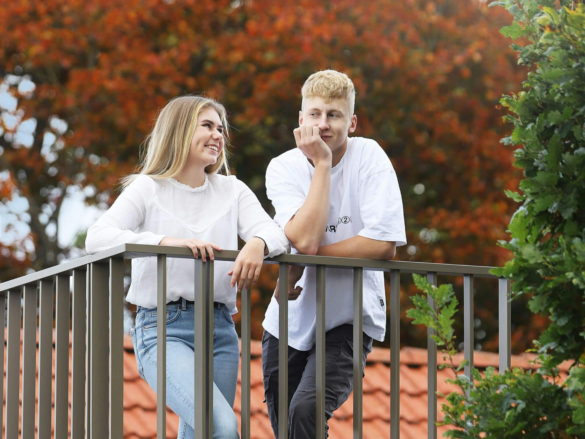 Junges Paar auf Terrasse mit Geländer